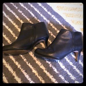 Clark’s collection ankle booties 8w